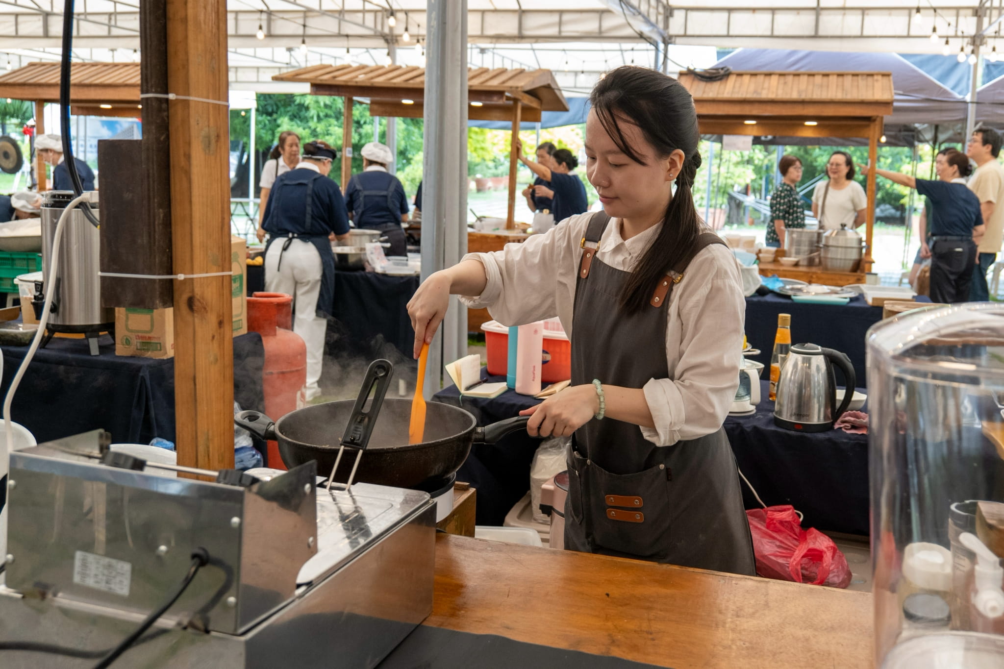 As the person behind Yeemi, Tzu Chi volunteer Betty Dizon is hands-on in the preparation of Hapi Chicky, her crunchy, plant-based, deep-fried chicken cutlets.