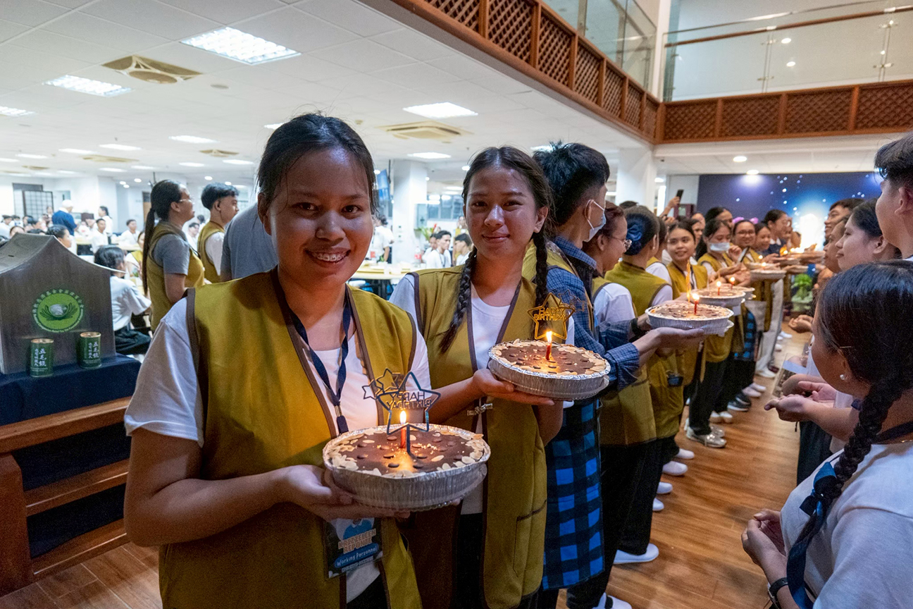 As part of the support crew in the 2026 Tzu Chi Scholars’ Camp, Trisha Padilla (second from left) surprises July celebrators with their own birthday cake. 