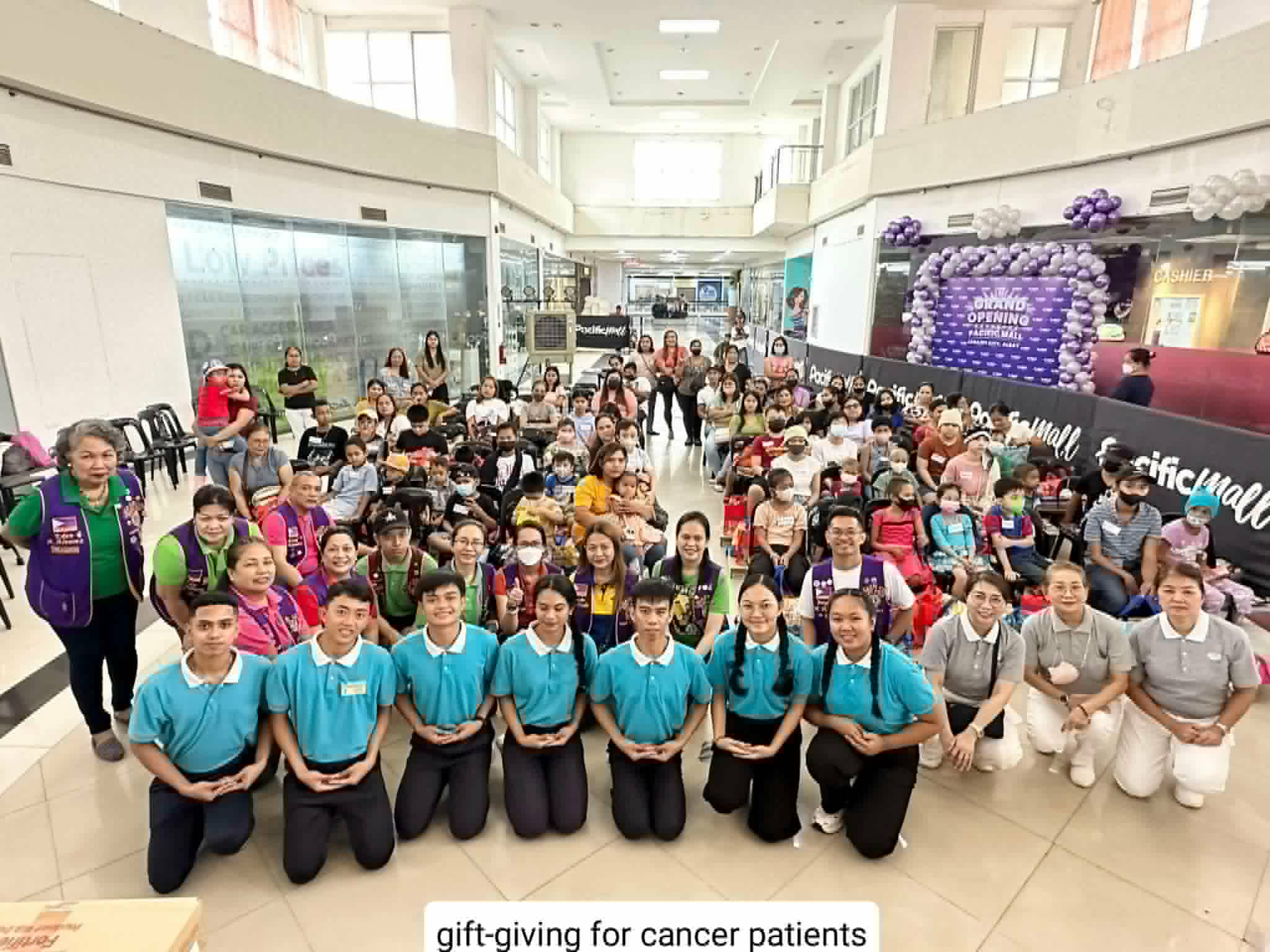 Tzu Chi Bicol scholars participate in a gift-giving program organized by the Lions Club for cancer patients in September 2024 / Photo courtesy of Jazeel Ibay.