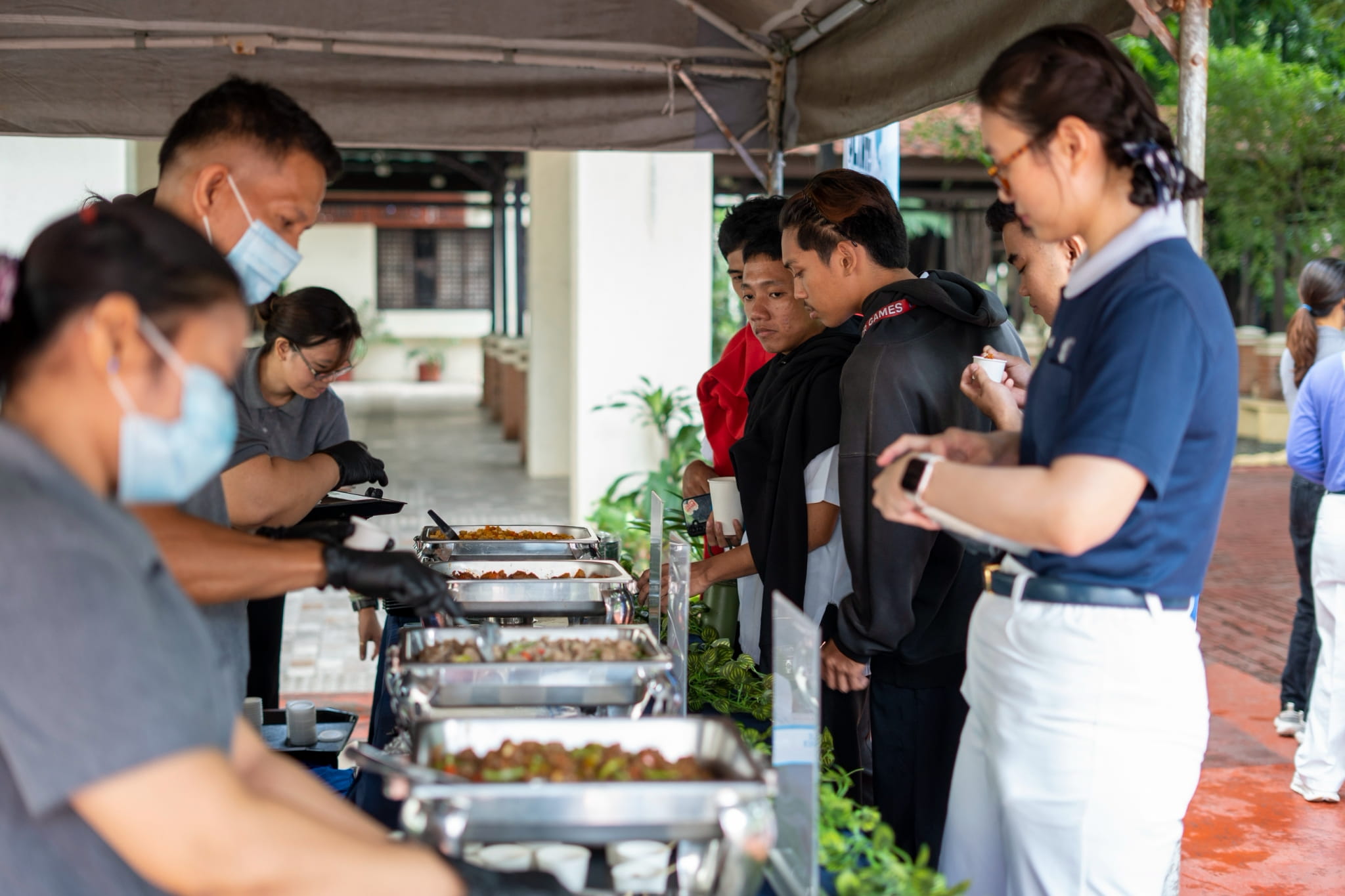 Tzu Chi staff and volunteers led the free food-tasting booth of plant-based dishes in catering to the students on July 30.