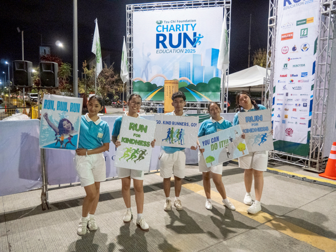 Tzu Chi scholars held handmade banners along the route to cheer and encourage runners during the Charity Run.