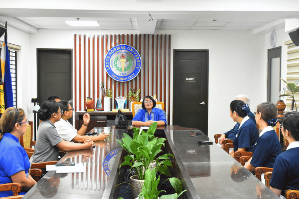 Tzu Chi volunteers and staff members participate in a discussion with Dr. Evelyn Aguirre (center), president of Leyte Normal University.