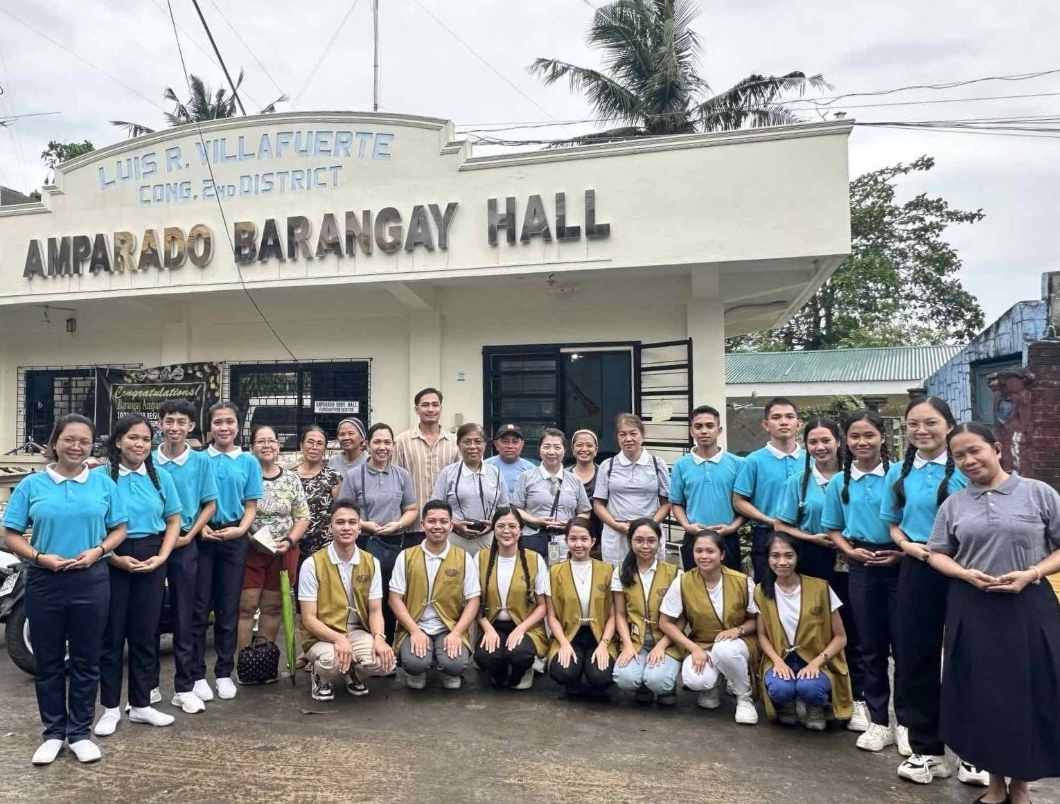 On November 13, 2024, the Tzu Chi Foundation brought relief and support to flood-stricken communities in Milaor, Camarines Sur. Among the dedicated scholars participating was Patricia Paula Briz (far left).
