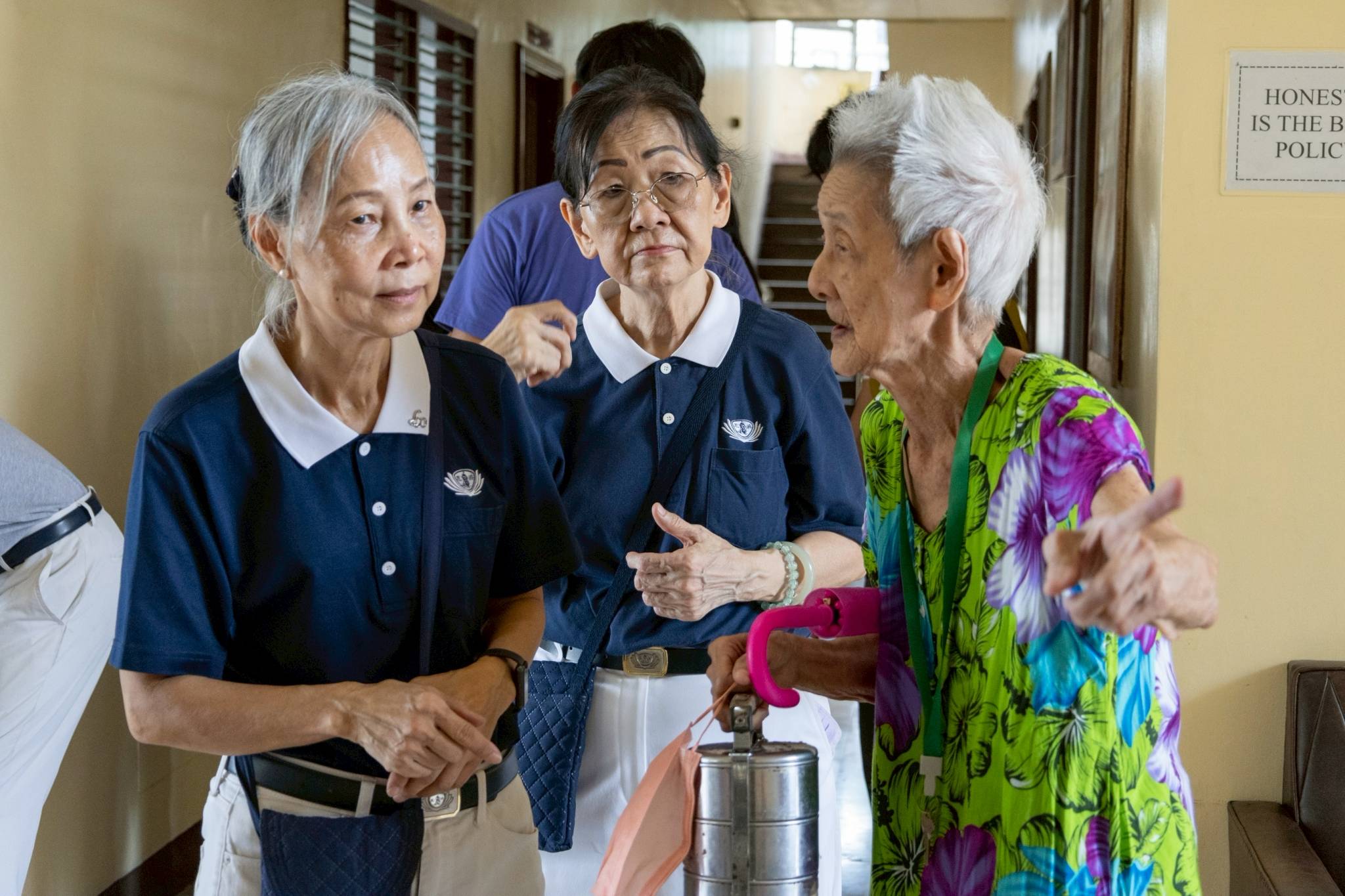 A resident of the Filipino-Chinese Home for the Aged Women chats with Tzu Chi volunteers.