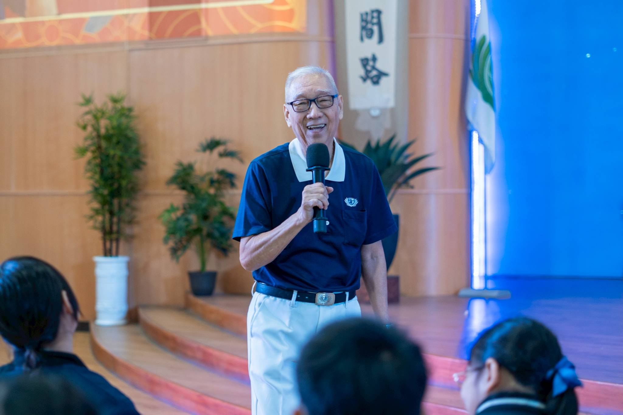 Tzu Chi volunteer Edward So engaged his young audience with his talk “The Mission of Humanities: Walking the Path with Gratitude, Respect, and Love.” 