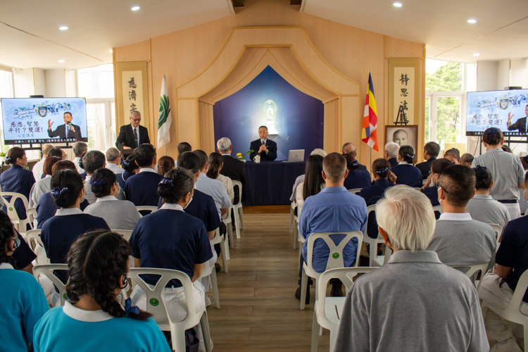 Executive Director of Tzu Chi Global Volunteer Affairs Stephen Huang gives an inspiring talk to encourage volunteers to carry out Tzu Chi’s missions more diligently. 【Photo by Marella Saldonido】