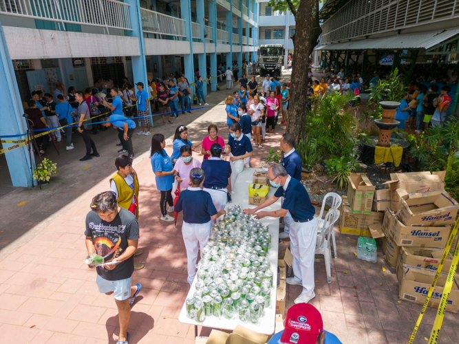 The beneficiaries start with receiving their Puregold gift checks from Tzu Chi, and are given the option to get a coin bank so that they can share what they can give to others in need.