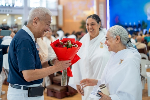 BK Sr. Jayanti Kirpalani, co-chief of Brahma Kumaris World Spiritual University (right) gives a bouquet of flowers to Tzu Chi Philippines' CEO Henry Yuñez as a gesture of appreciation.