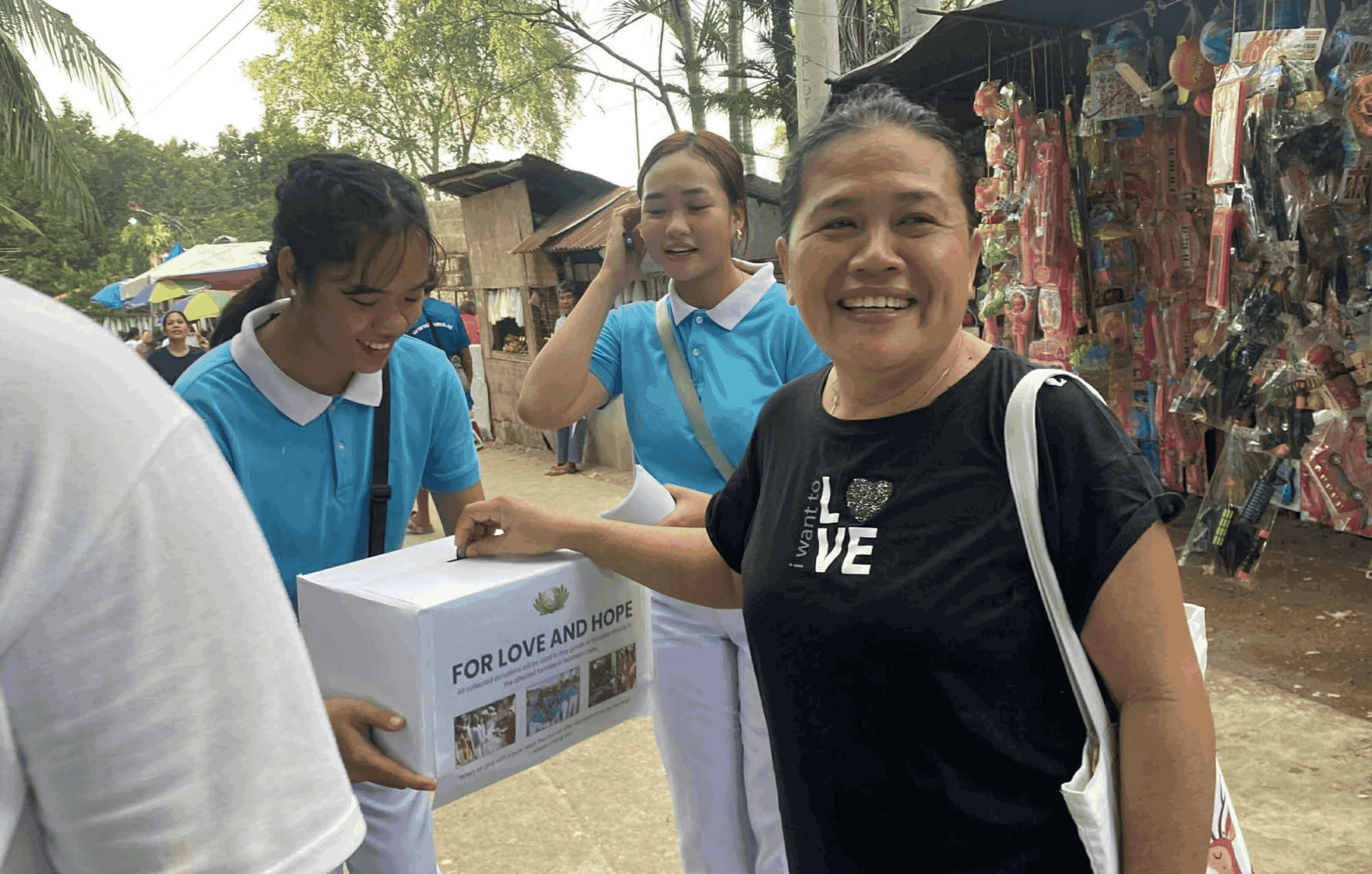 A woman makes a donation to Tzu Chi Cebu scholars’ November 2025 fundraiser for survivors of the Northern Cebu earthquake in September / Photo courtesy of Tzu Chi Cebu.