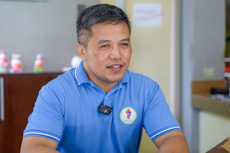 Camillus MedHaven Nursing Home Care Assistant and Project-Based Supervisor Lord Pascual wishes the best for Tzu Chi’s caregiving scholars. “Good luck, and thank you to them. In a span of two weeks, they learned a lot from the cases here.”