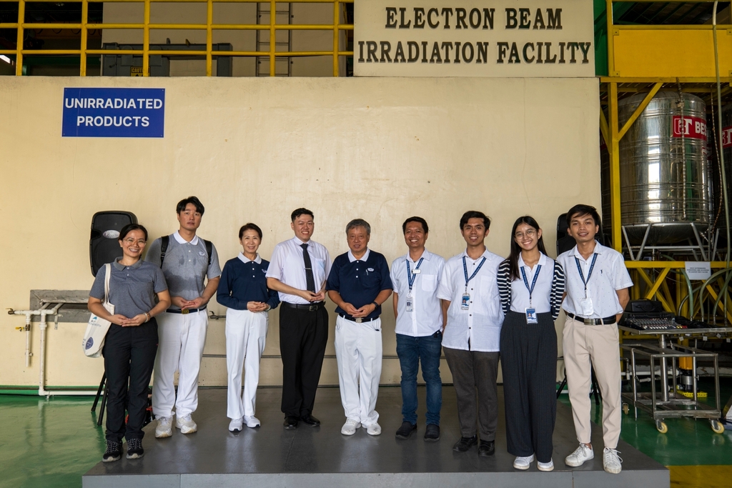 Tzu Chi volunteers, staff and DOST-PNRI staff pose together for a photo after a walkthrough of the facility.