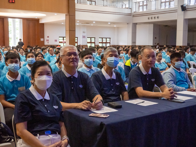 The judges carefully evaluate the performances of the carolers. Of the six participating schools, three were chosen as winners.