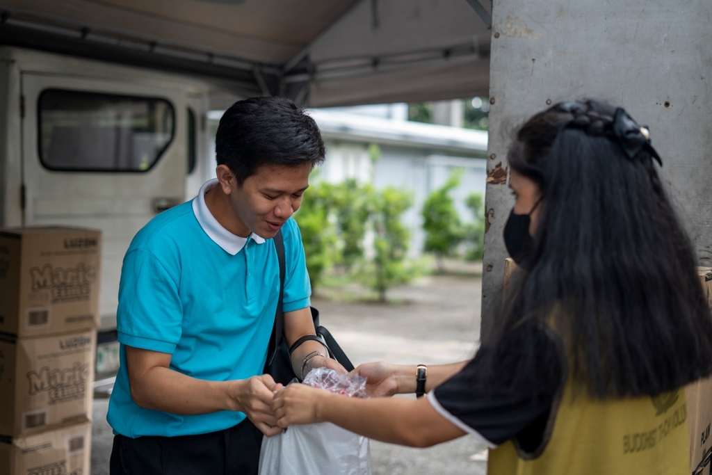 Tzu Chi scholars and beneficiaries received their respective rice allowance and a bag of assorted groceries after Humanity class. 