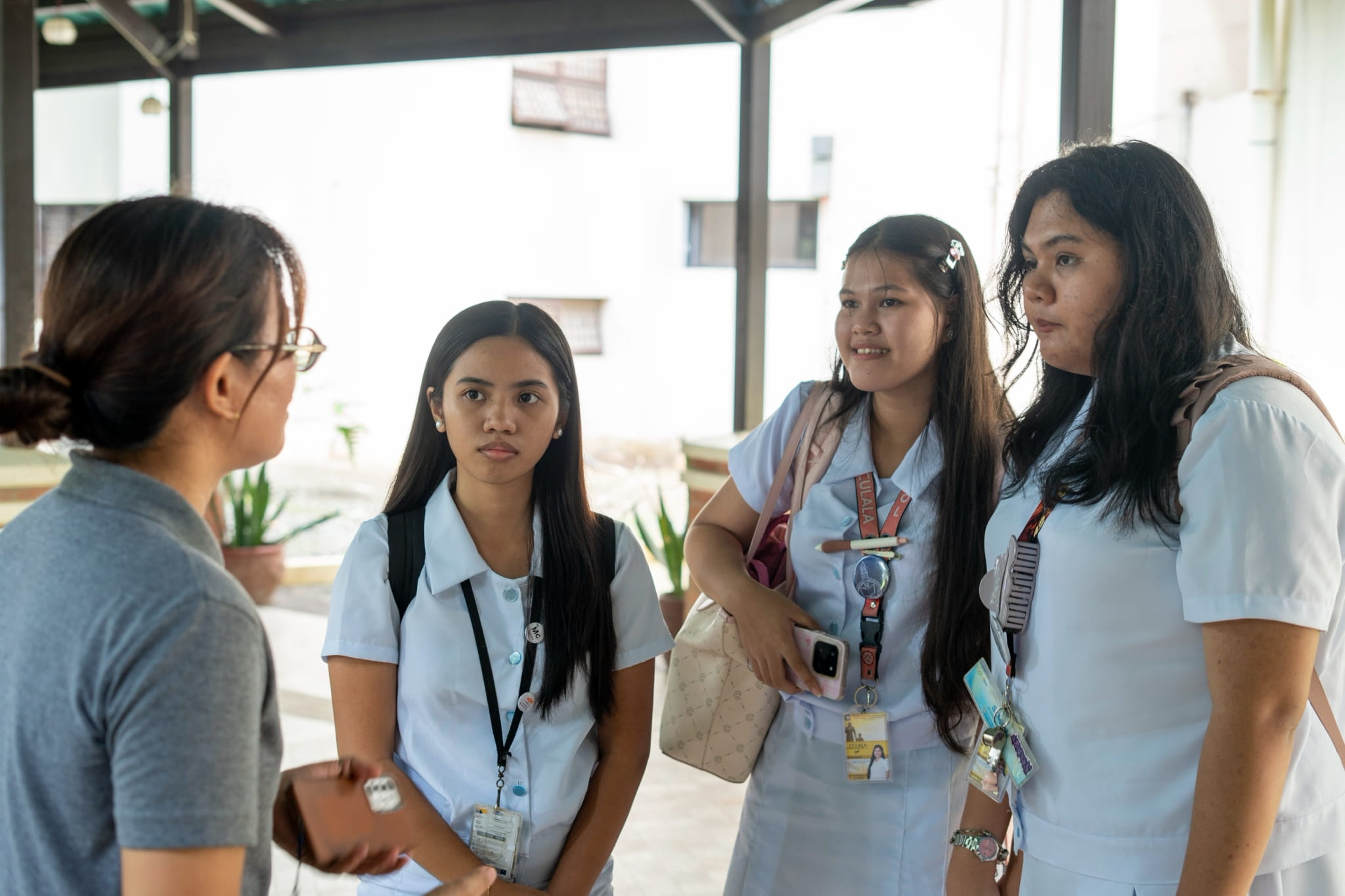 Bea Hernandez (second from left), together with her friends, listens as Tzu Chi Program Officer Lineth Brondial (first from left) shares her personal journey of becoming vegan. 