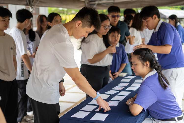 Participants match beginnings and endings of Jing Si aphorisms at the Wisdom Match-up station, testing their knowledge of Dharma Master Cheng Yen’s inspirational quotes.