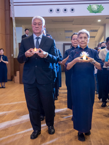 Tzu Chi International Medical Association co-founder, Dr. Josefino “Jo” Qua (left), and Tzu Chi Philippines’ first CEO Linda Chua begin their walking meditation during the Buddha Bathing ceremony.