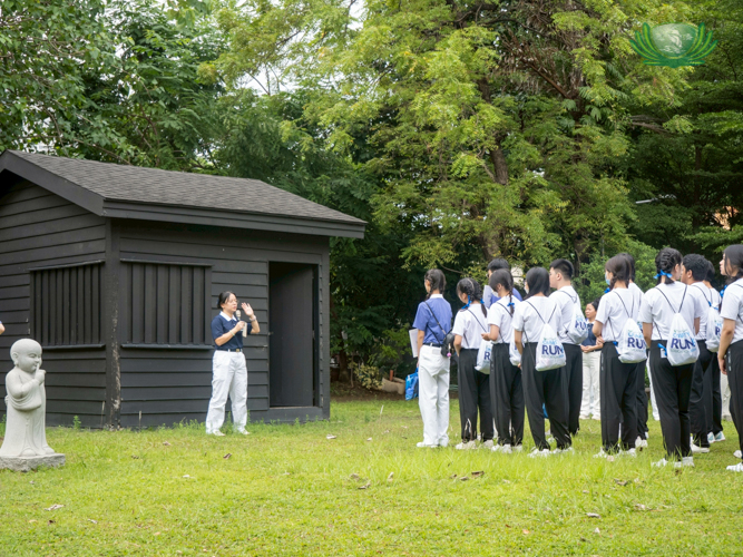 A volunteer explains the significance of this reproduction of a wooden cabin where Tzu Chi founder Dharma Master Cheng Yen spent her early years.