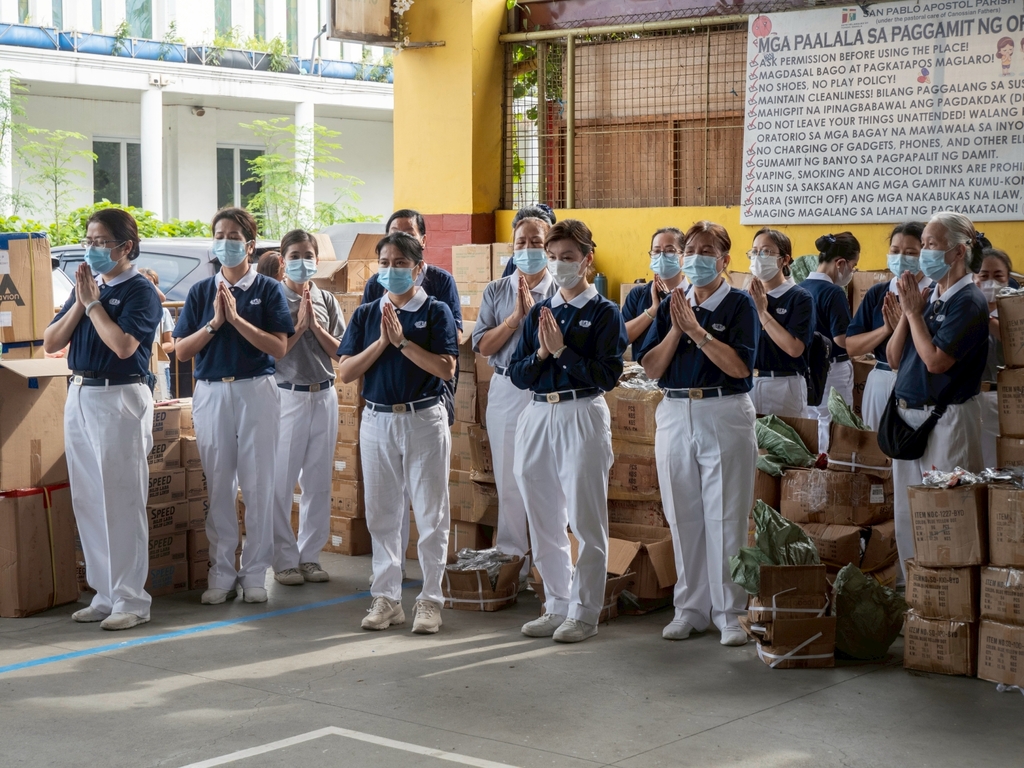 Tzu Chi volunteers lead the prayer.