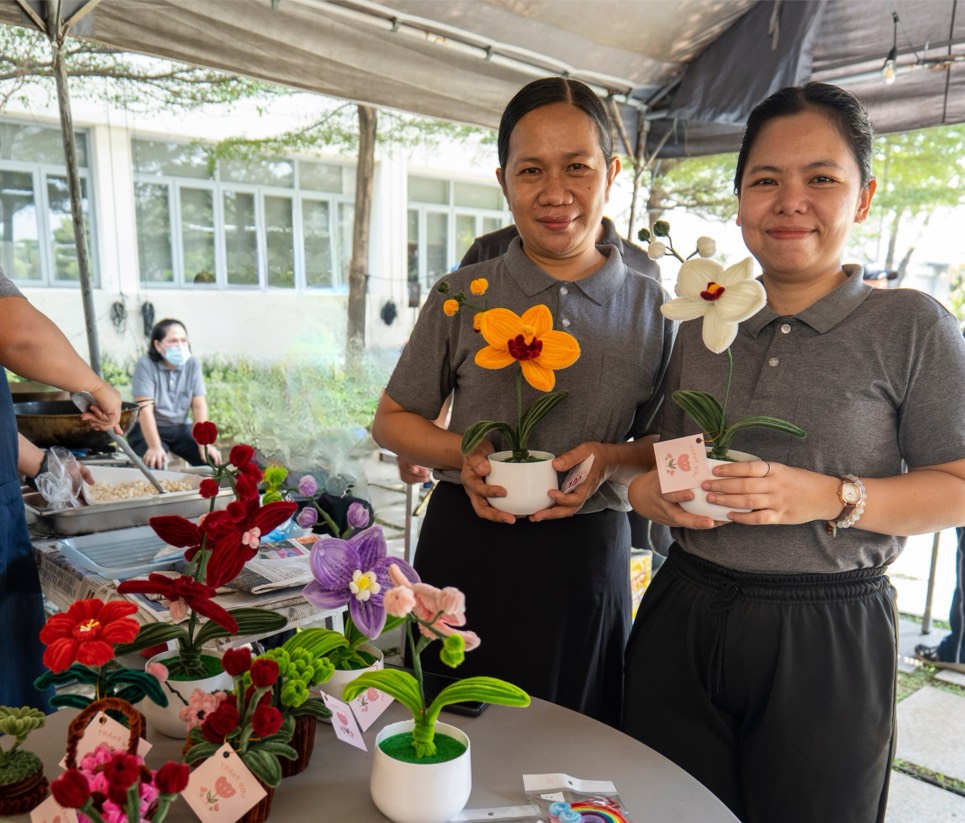 Tzu Chi Charity Department staffers Julie Collado (left) and Jackielyn Raper sold most of their handmade flower decors and keychains during the vegetarian fundraising event.