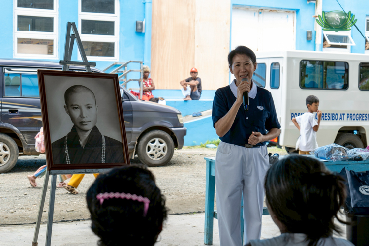 Tzu Chi Foundation Philippines Deputy CEO Woon Ng addresses beneficiaries on the importance of giving and spreading good karma.