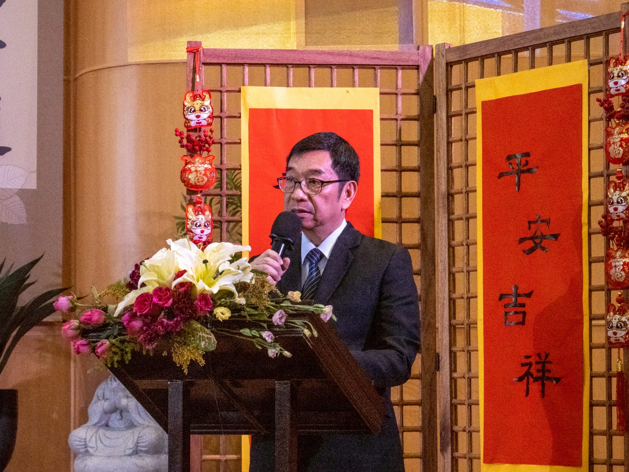 Before introducing Medical Assistance Program success story Elmer Juampit, Tzu Chi volunteer Paquito Ngo gave a touching back story. 