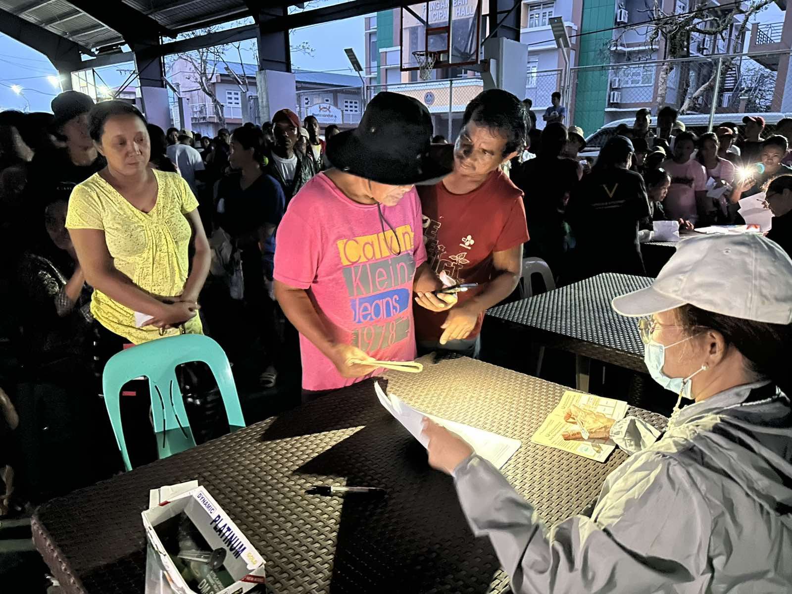 The release of claim stubs proceeded in Panganiban, even during a sudden downpour and brownout. Tzu Chi volunteers simply used the flashlight of their cellphone and continued to work. 