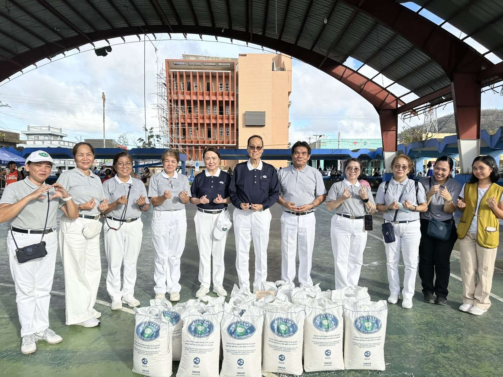 All smiles after another successful relief work are (from left) Analisa Amaranto, Salvacion Berces, Tess Reyes, Naty Candano, Therese Tan, Antonio “Tony” Tan, Norman Binalla, Jocelyn Chua, Juvy Binalla, Karen Palermo, and Maricar Bataller. 