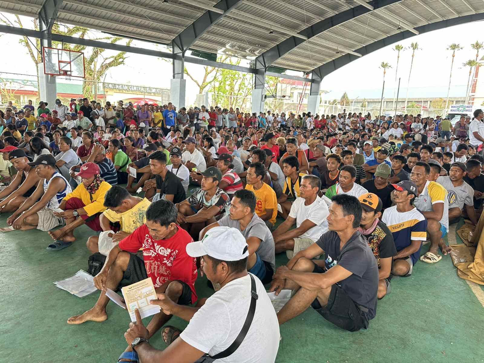 Over 700 families in Panganiban attend Tzu Chi’s short program before receiving their 10-kg sack of rice. 