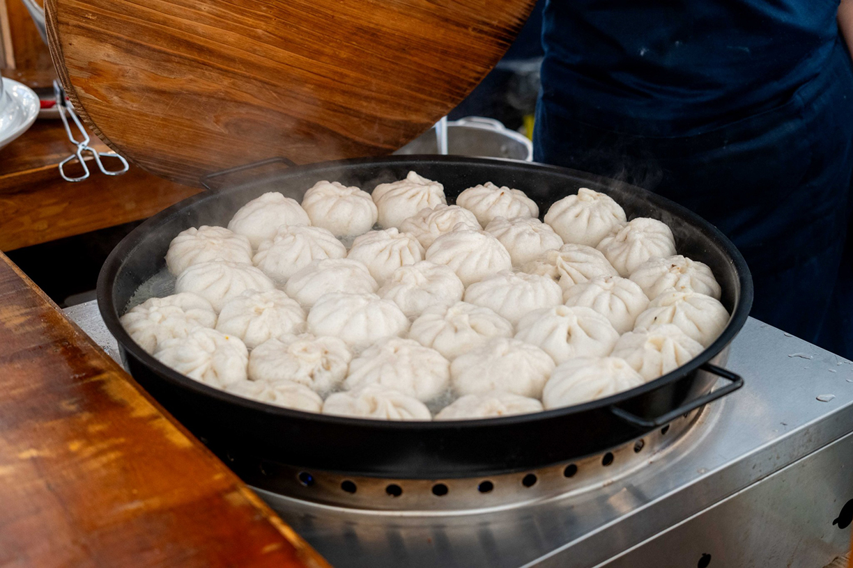Freshly steamed vegetarian buns draw in bazaar-goers with their savory, fragrant fillings.