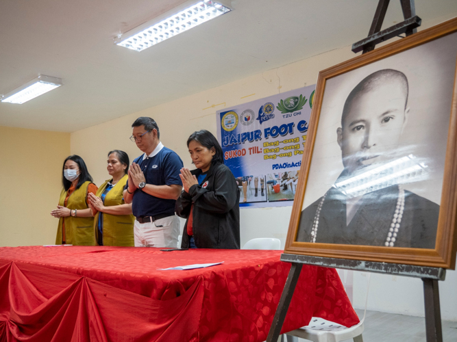 Before the turnover, Tzu Chi volunteers led by Tzu Chi Zamboanga Liaison Officer Dr. Anton Mari Lim (second from right) lead attendees in prayer. 