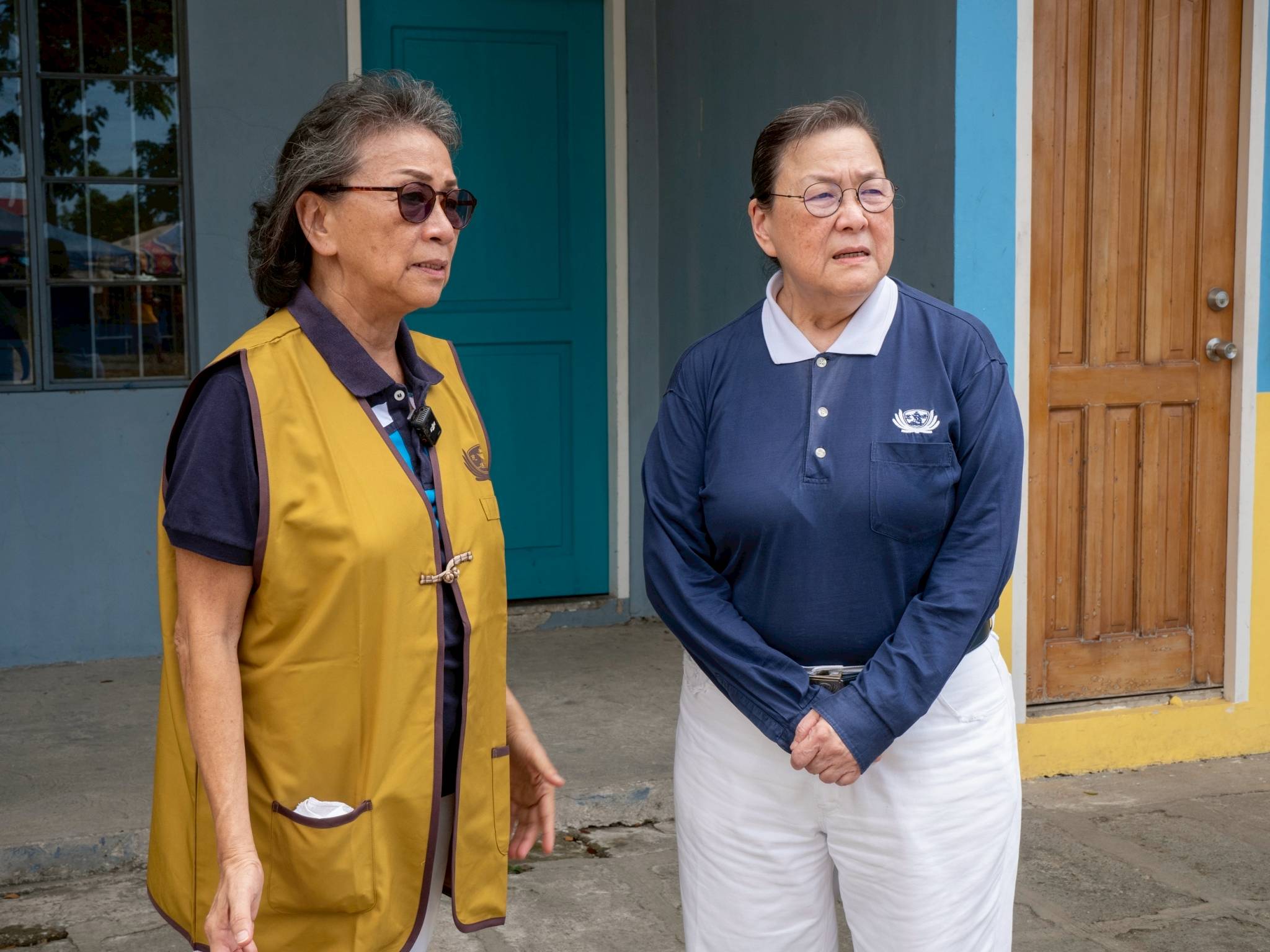 Tzu Chi volunteer Judy Lao (right) speaks with Glendy Sy-Cabilan, Chinese supervisor from Lanao Chung Hua School, discussing the efforts and hospitality extended during the relief distribution.