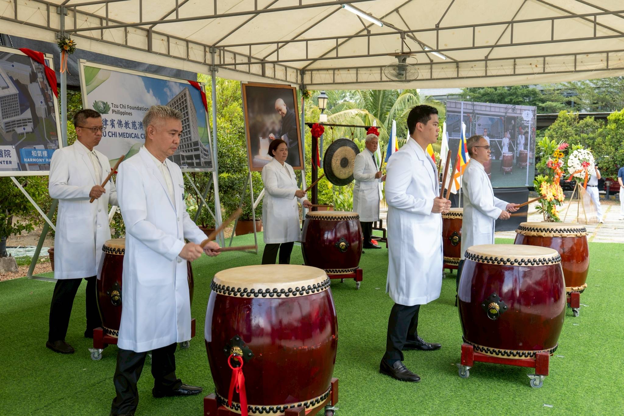 Volunteer doctors of Tzu Chi International Medical Association (TIMA) liven up the ceremony with a rousing traditional drum performance. 