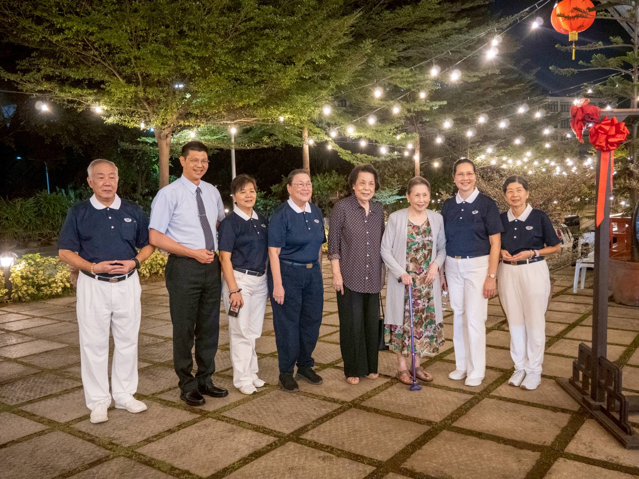 Tzu Chi volunteers, staff, and guests commemorate the auspicious event with a photo in the plaza.