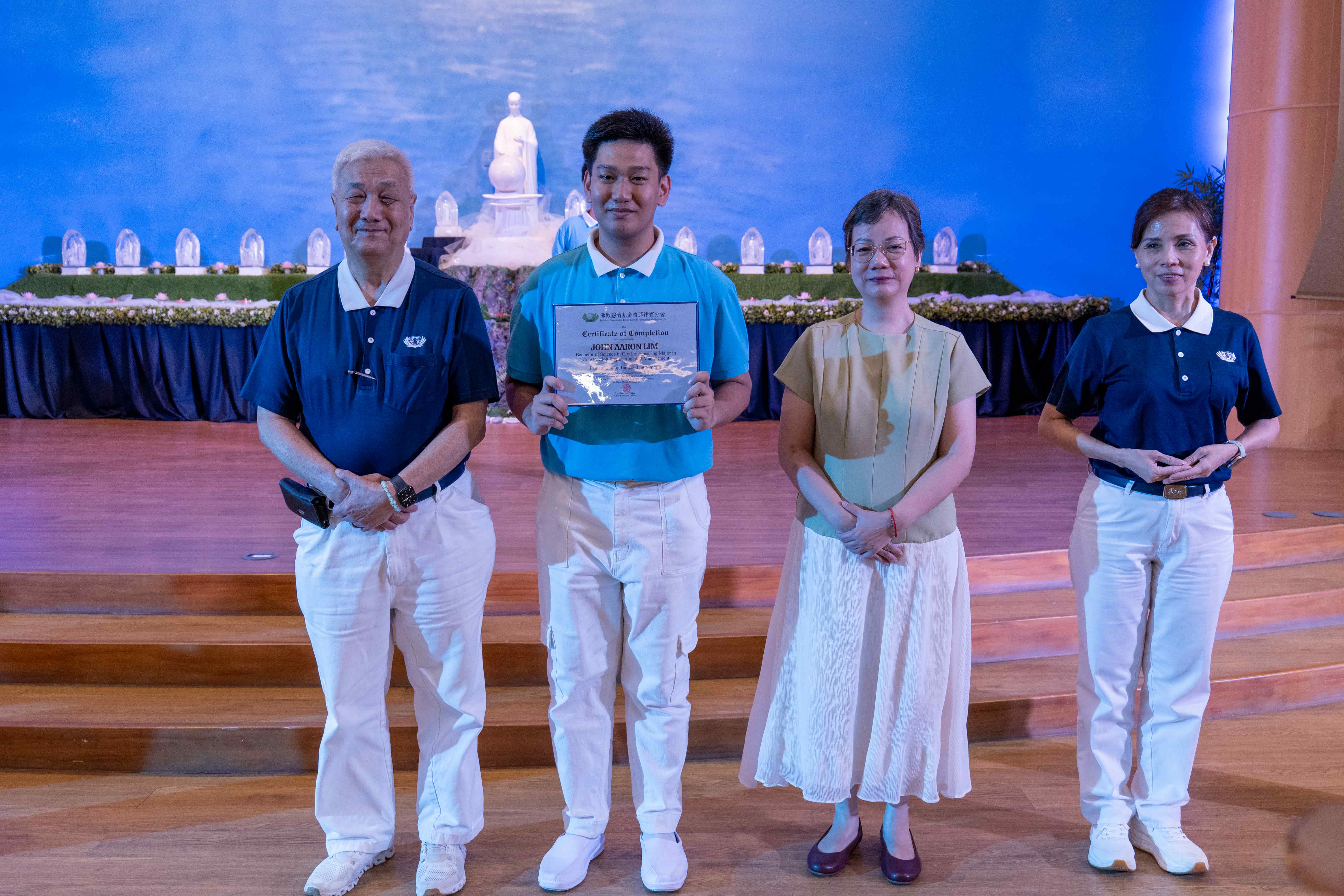 John Aaron Lim (second from left) receives his graduating scholars’ certificate in the recent 2026 Tzu Chi Scholars’ Camp, awarded by Tzu Chi Philippines CEO Henry Yuñez, Abigail See of the John and Mary Kaw Charitable Foundation, Inc., and Tzu Chi Davao Deputy OIC Mei Yuen. 