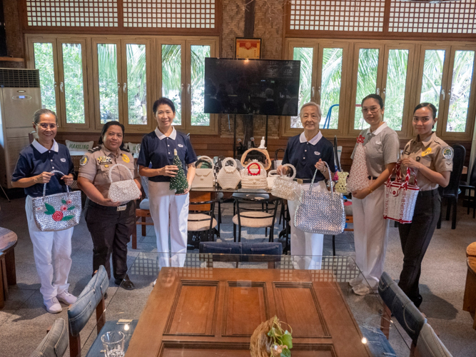 Tzu Chi volunteers, and visiting officers from the Mandaluyong Correctional Institute for Women (CIW) take a group photo with the handmade creations.