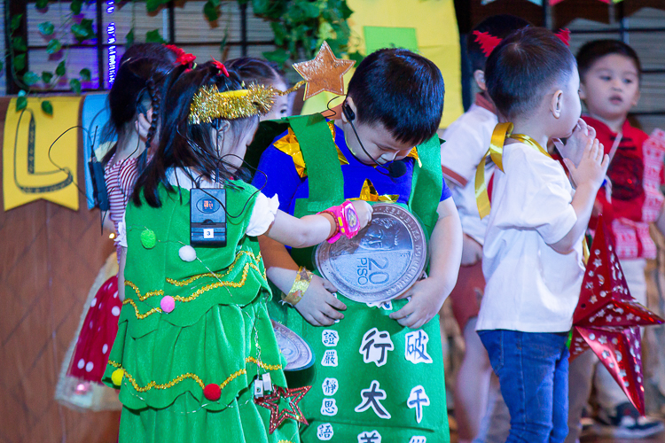 Nursery and pre-kindergarten students join forces in a role-playing and sign language performance on coin bank donations. 【Photo by Marella Saldonido】