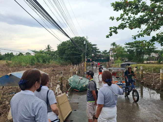 Tzu Chi Bicol volunteers could not push through their ocular visit to the innermost area of Barangay Sabang in Naga City due to knee-deep flood.