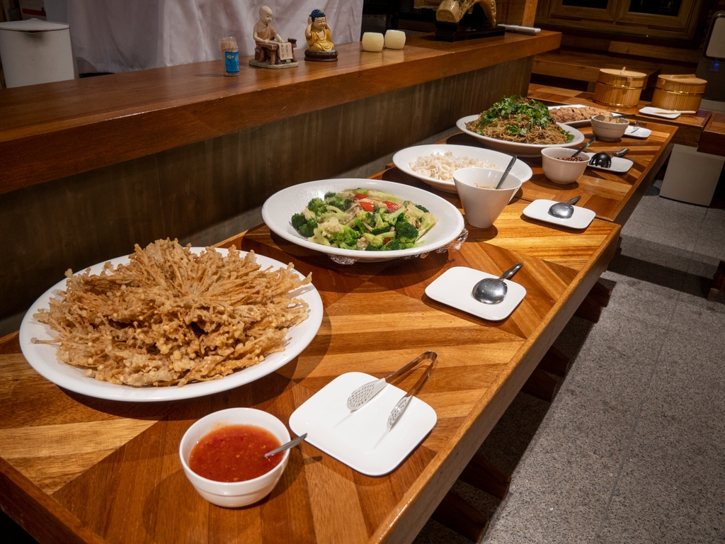 At the Tzu Chi cafe, healthy vegetarian meals are also prepared for meetings with guests.