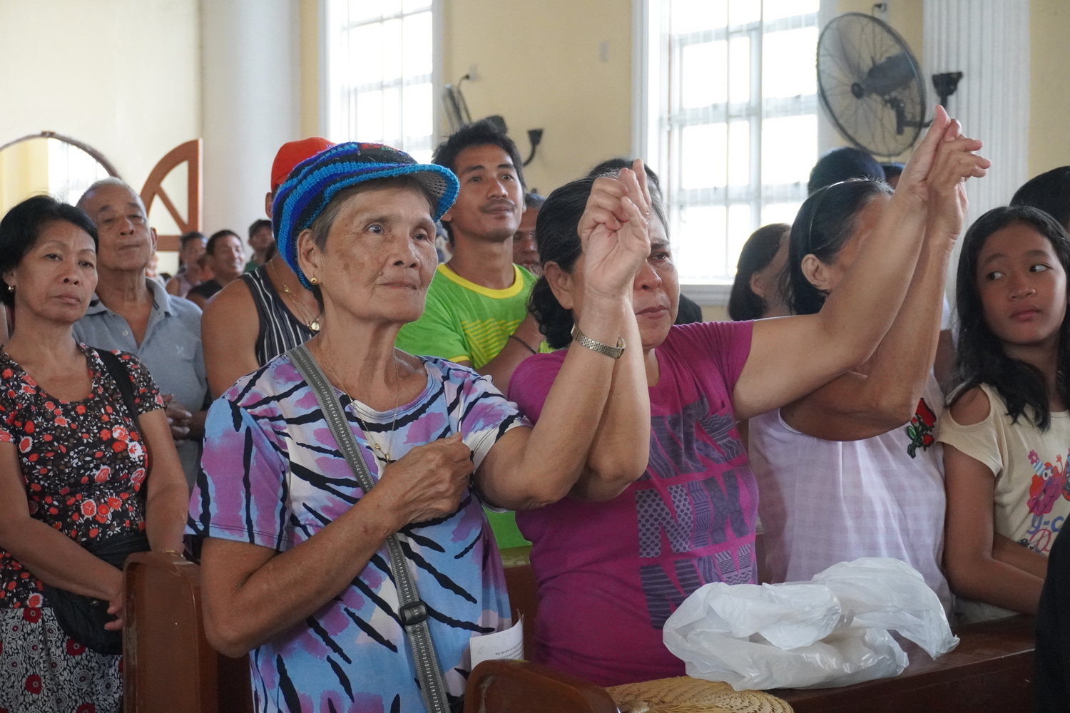 Affected families are moved by the message of the comforting songs played by Tzu Chi.