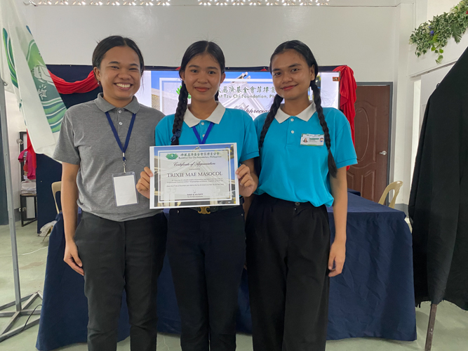 Roxanne Dayata (left), former scholar and now project assistant at Tzu Chi Palo, proudly smiles with the scholars after a successful tutorial. 