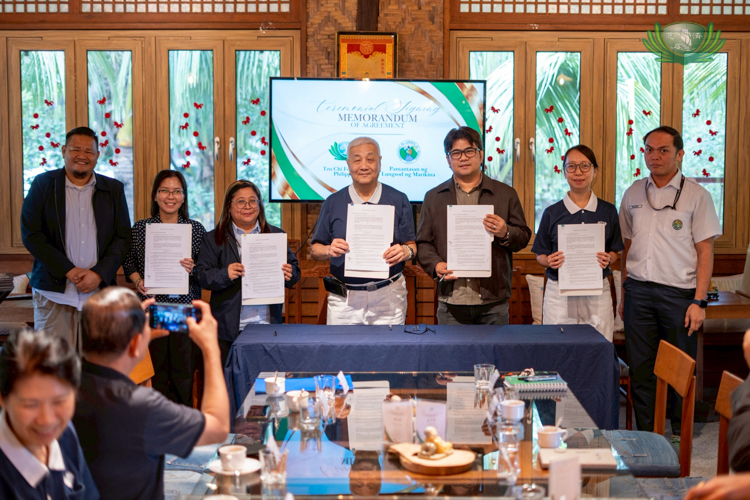 Tzu Chi Foundation Philippines CEO Henry Yuñez (fourth from left) leads the signing of a Memorandum of Agreement with officials from the Pamantasan ng Lungsod ng Marikina.