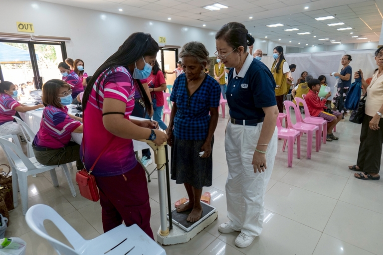 Out of selfless concern, Carmila Bato-Bato set aside her own check-up to focus on her grandchildren’s consultations, but was later encouraged by doctors and volunteers to also prioritize her own health.