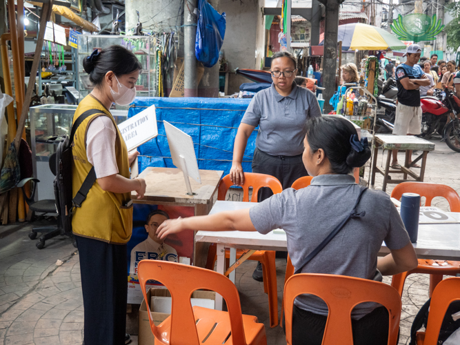 As Tzu Chi’s disaster response focal person, Shekinah Salazar (in Tzu Chi volunteer vest) helps coordinate relief operations.