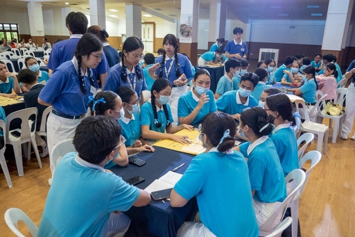 Tzu Chi Youth from Taiwan (standing) observe scholars’ discussion during the activity “Design for Change.”