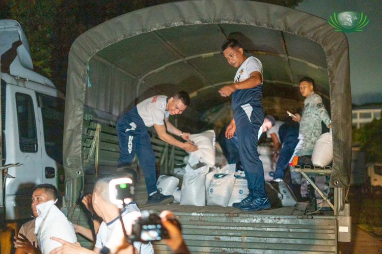 Early in the morning of August 9, members of the Philippine Navy helped Tzu Chi Philippines in loading and transporting relief goods to Brgy. San Miguel, Hagonoy, Bulacan.