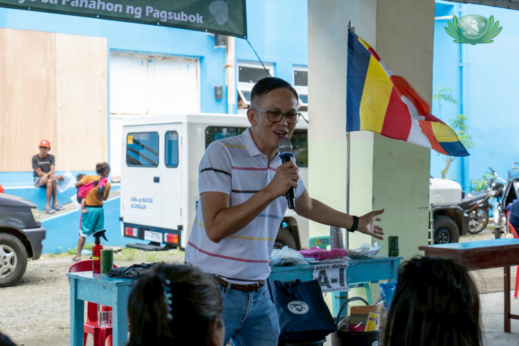 Dingalan Provincial Administrator Shierwin Taay speaks to residents about preparedness, preventive measures, and relocation initiatives.
