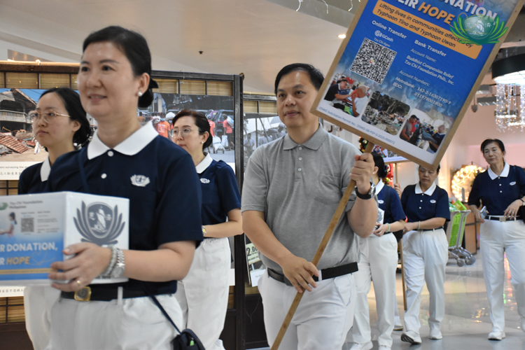 Malaysian volunteer Anderson Leong (in gray) is happy and humbled to participate in helping Cebu “even in a small way,” he said. 