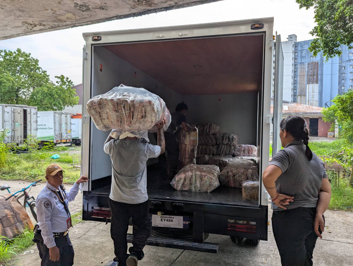 Tzu Chi staff commence the loading of 2,000 relief items, including sleeping mats, blankets, toothbrushes, and slippers, bound for Davao. The relief goods will be distributed to identified beneficiary families in the earthquake-affected areas of Jose Abad Santos and Glan as part of the foundation's ongoing disaster relief efforts.