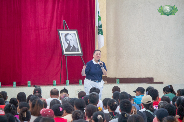 Tzu Chi volunteer Judy Lao reminds beneficiaries to think carefully about how they plan to spend their cash assistance.