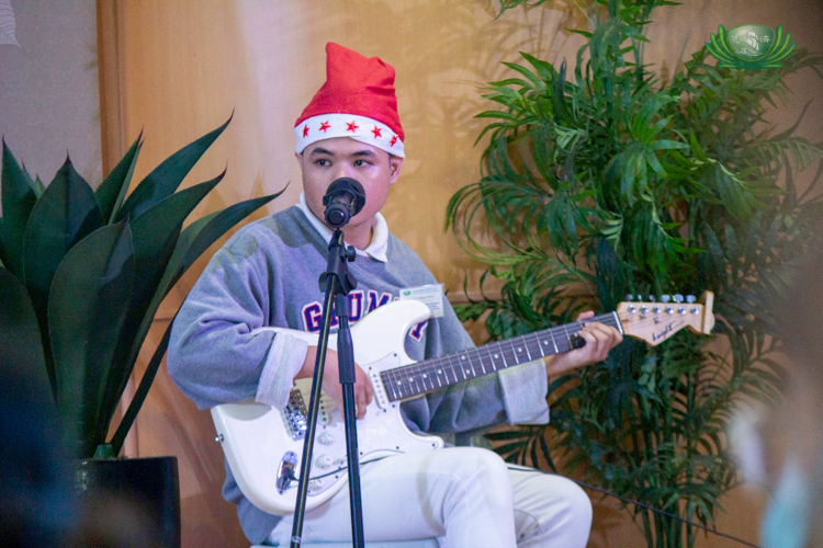 Universidad de Manila scholars delighted the crowd with a heartwarming serenade.